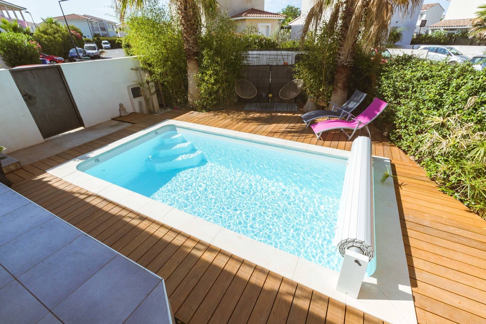Piscine coque avec escalier d’angle et terrasse en bois